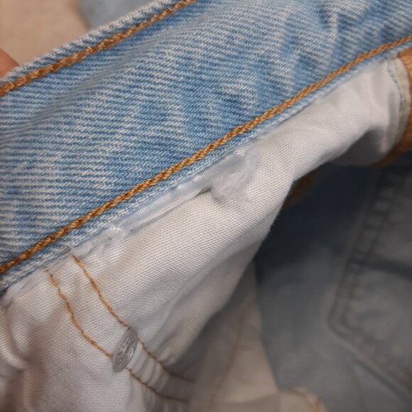 Vintage Levi's 501 Man's Blue Light Wash Fly Buttons Straight Legs Denim Jeans - Picture 11 of 11